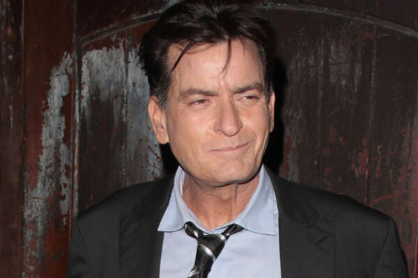 Чарли Шин полуодел Линдси Лохан