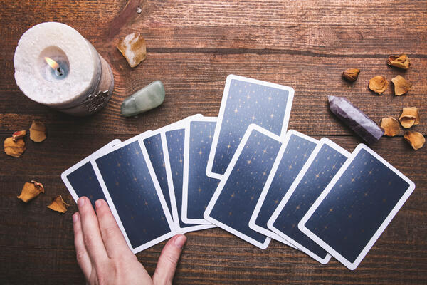 Таролог Юлия Балуха назвала знаки зодиака, которым карты сулят потрясения на неделе