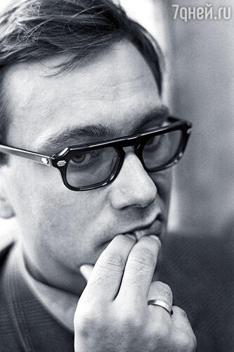 Андрон причитал: «В этой стране жить нельзя. Чего я могу добиться? Стать министром культуры? Мне это совершенно не нужно. Надо бежать!»