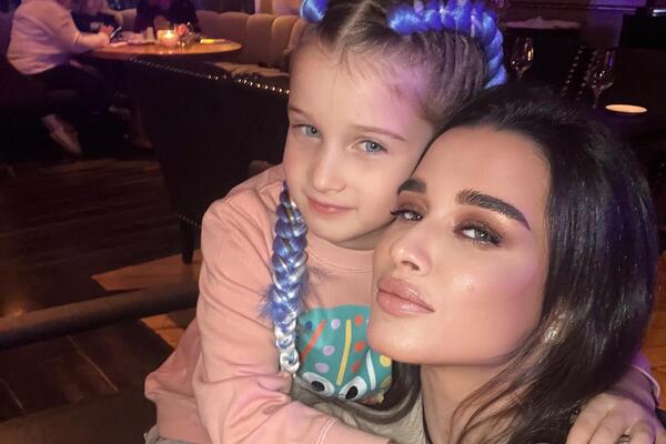 Бородина &mdash; про траты старшей дочери после травли младшей Теоны в Сети: &laquo;Покупает все, что хочет&raquo;