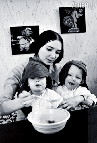 Аллочка с близнецами в нашей московской квартире