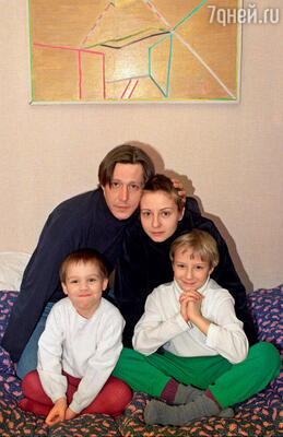 Ефремов и Добровольская с их общим сыном Николаем (слева) и сыном Евгении от первого брака Степаном. 2001 год