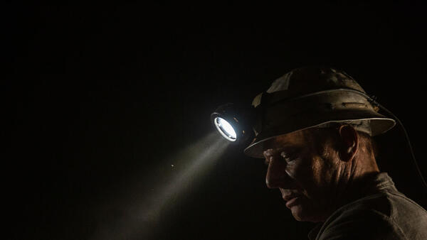 «Спуск в бездну»: олдскульный французский хоррор об опасностях работы в шахтах с чудищами