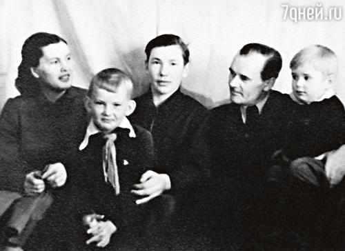 Саша Абдулов (крайний справа) с мамой Людмилой Александровной, братьями Володей и Робертом и отцом Гавриилом Даниловичем. 1956 г.