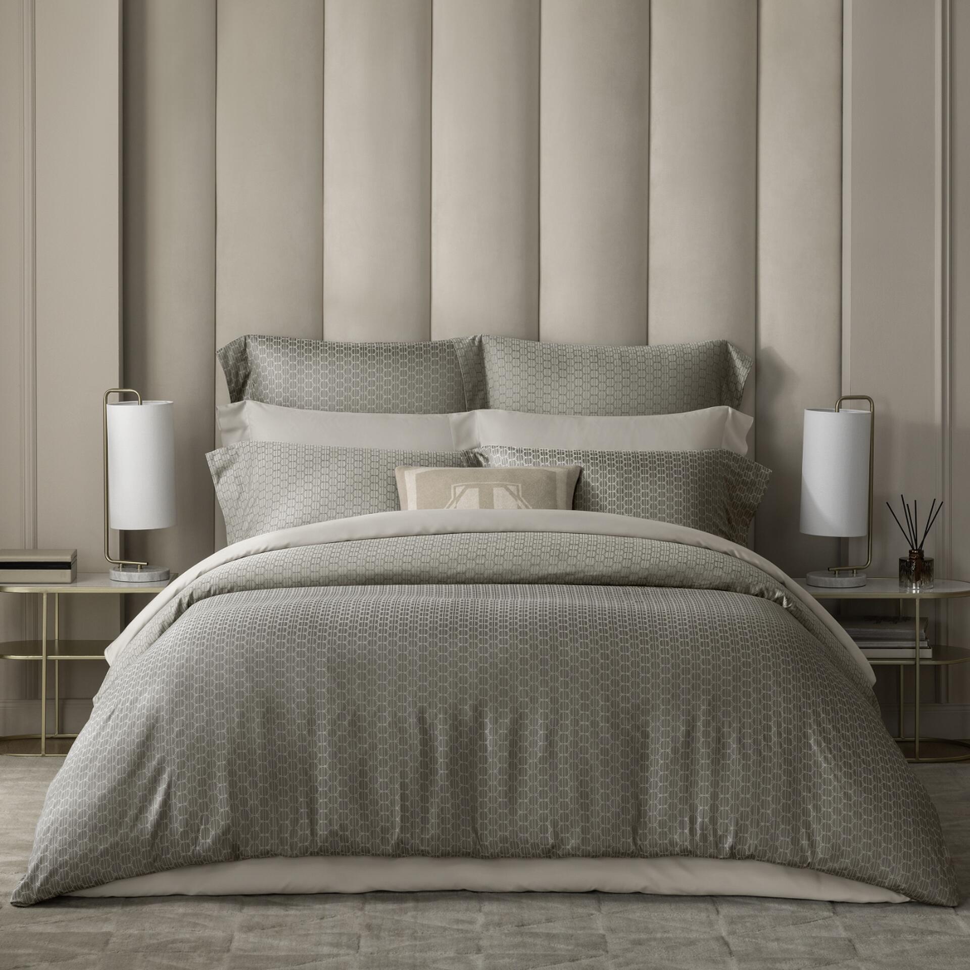 постельное белье 2026, тренды в интерьере 2026, модное постельное белье, текстиль для спальни, дизайн интерьера спальни, купить стильное постельное белье, тихая роскошь в доме, вареный хлопок, натуральный шелк, принты для постельного белья, современный домашний текстиль, цветовая палитра 2026, уютная спальня идеи, терракотовое постельное белье, минимализм в спальне, эстетика постели, качественный текстиль, новинки декора 2026, как выбрать постельное белье, стильные комплекты в спальню.