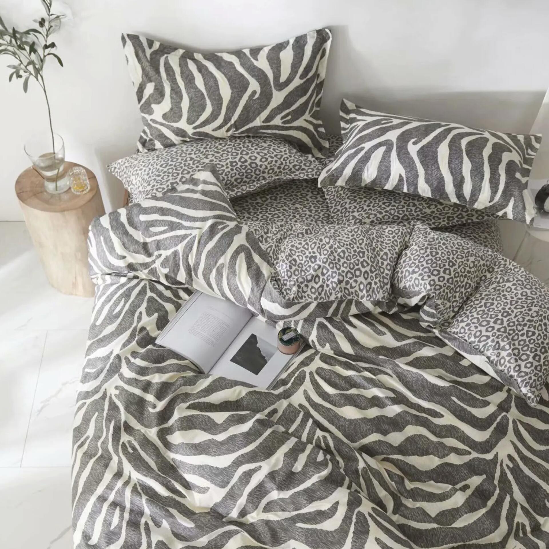 постельное белье 2026, тренды в интерьере 2026, модное постельное белье, текстиль для спальни, дизайн интерьера спальни, купить стильное постельное белье, тихая роскошь в доме, вареный хлопок, натуральный шелк, принты для постельного белья, современный домашний текстиль, цветовая палитра 2026, уютная спальня идеи, терракотовое постельное белье, минимализм в спальне, эстетика постели, качественный текстиль, новинки декора 2026, как выбрать постельное белье, стильные комплекты в спальню.