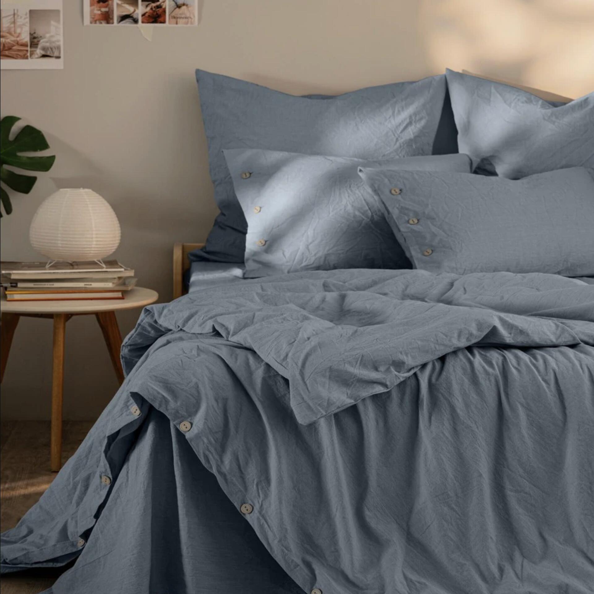 постельное белье 2026, тренды в интерьере 2026, модное постельное белье, текстиль для спальни, дизайн интерьера спальни, купить стильное постельное белье, тихая роскошь в доме, вареный хлопок, натуральный шелк, принты для постельного белья, современный домашний текстиль, цветовая палитра 2026, уютная спальня идеи, терракотовое постельное белье, минимализм в спальне, эстетика постели, качественный текстиль, новинки декора 2026, как выбрать постельное белье, стильные комплекты в спальню.