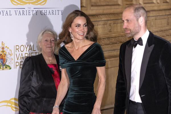 Совершенно безупречна: Кейт Миддлтон впервые за два года появилась с Уильямом на красной дорожке  