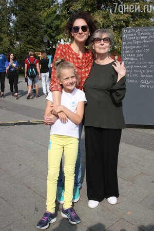 Ксения Рапопорт с дочкой Софией и мамой Ириной Борисовной