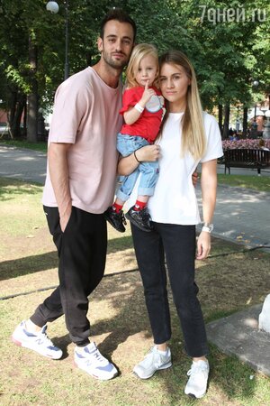 Риналь Мухаметов с женой Сюзанной и дочкой Эвиа