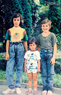 Сати (слева) с сестрами Марьяной и Светой. 1990-е годы