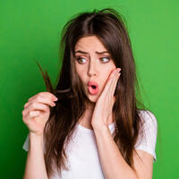 Особенно после зимы: что делать, если на волосах «выросла елочка»