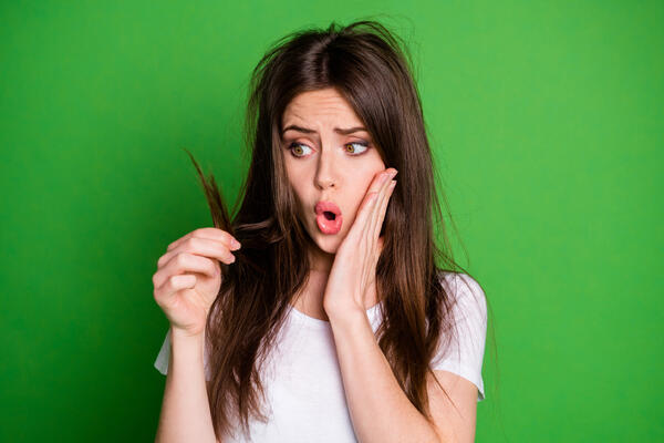 Особенно после зимы: что делать, если на волосах «выросла елочка»