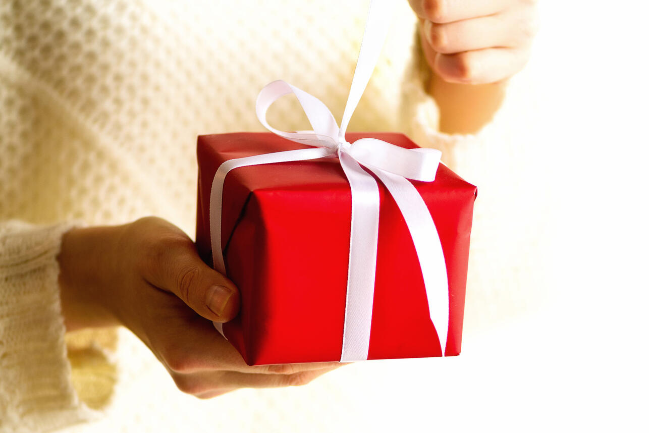 Как выбрать подарки на праздники и не опозориться — забудьте про часы и духи
