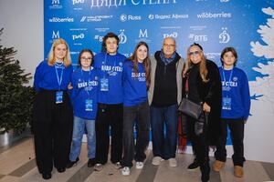 Никита Михалков во главе семьи посетил премьеру нового шоу