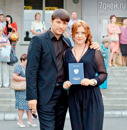 Виктор Логинов с дочерью Анной на ее выпускном вечере