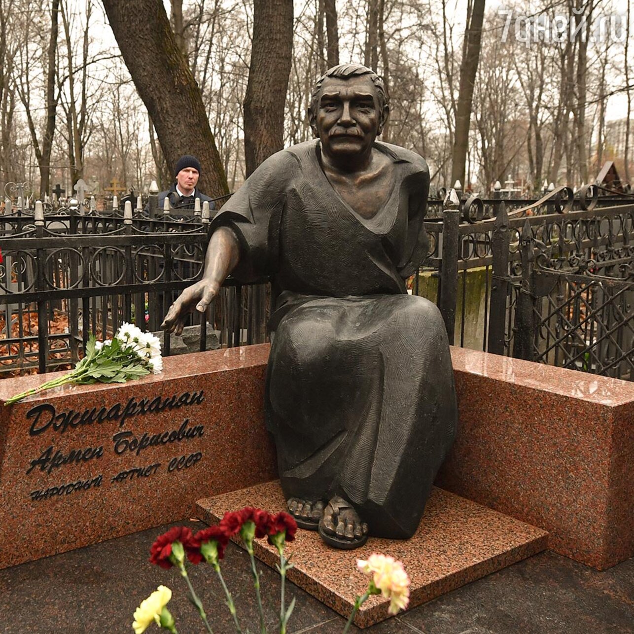 Памятник на могиле Армена Джигарханяна