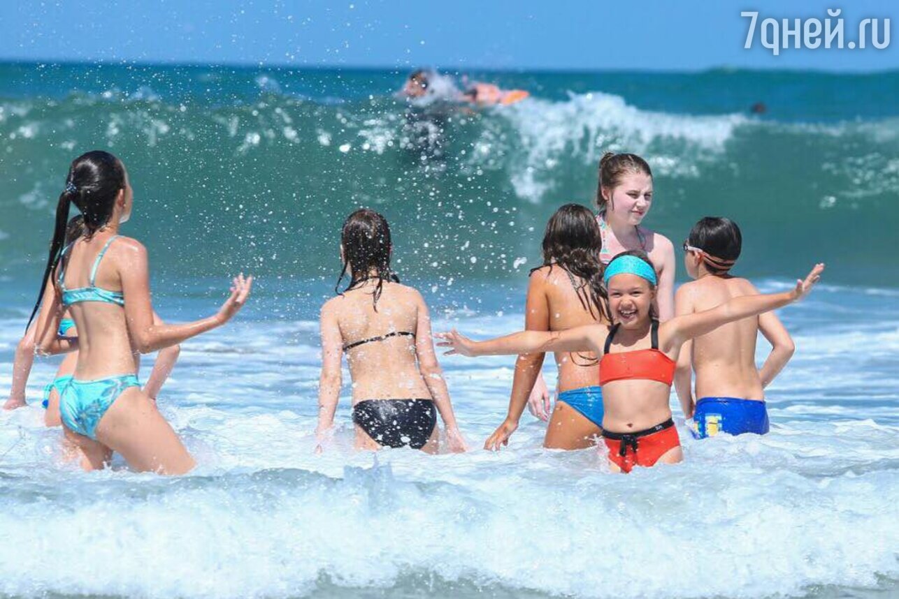 В отпуске дети вволю накупались в море