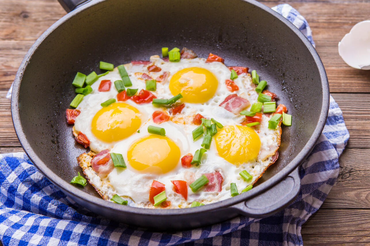 Рецепт яичницы с помидорами и колбасой на сковороде