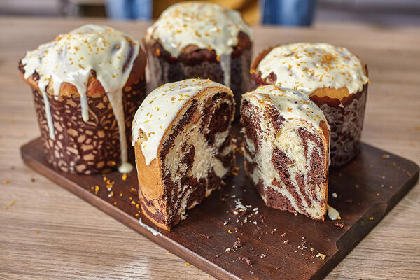 Александр Белькович: мраморный кулич в шоколадно-апельсиновой глазури