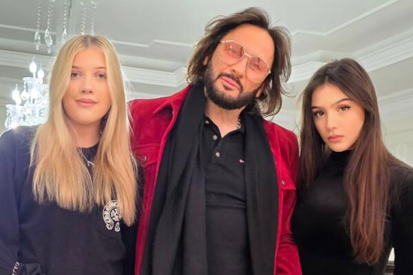 Стас Михайлов показал редкое фото с младшими дочками — непонятно, кто старше