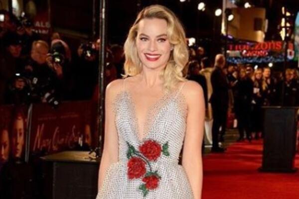 Образ дня: Марго Робби в Rodarte