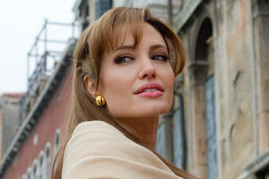 Анджелину Джоли засняли в нижнем белье на балконе в Париже