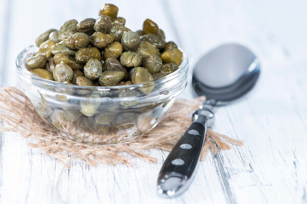 Что такое каперсы и стоит ли их использовать в готовке — оливки с хреном, которые нельзя жарить