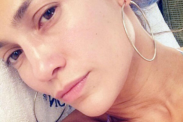Дженнифер Лопес показала лицо без макияжа
