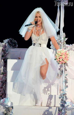 В образе невесты Бритни побывала уже не раз. MTV Video Music Awards. 2003 год