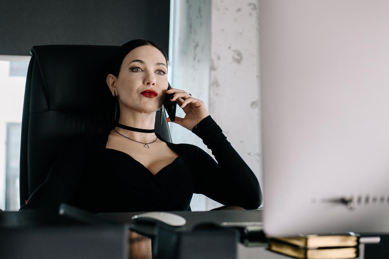 Ведьма-начальница Екатерина Климова в сериале «Жека Рассел» фото