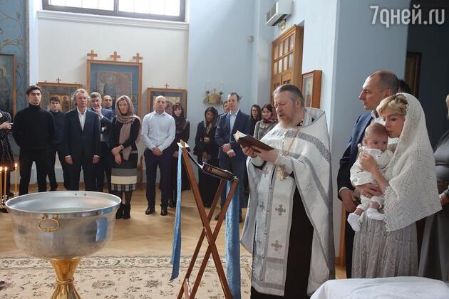Игорь Вдовин и Елена Николаева на крещении их сына - фото