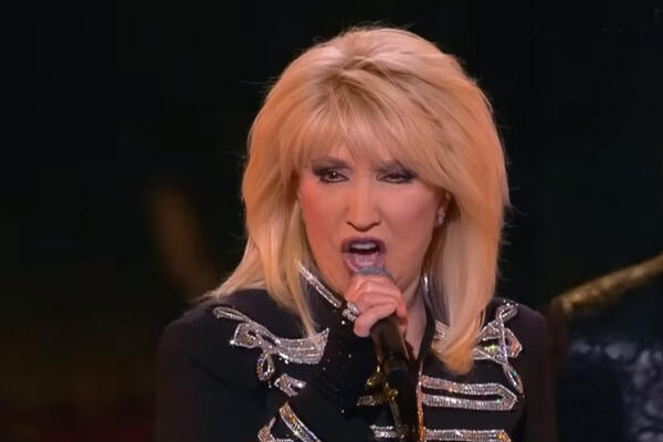 Располневшая Аллегрова отказалась принимать букет от фаната — 