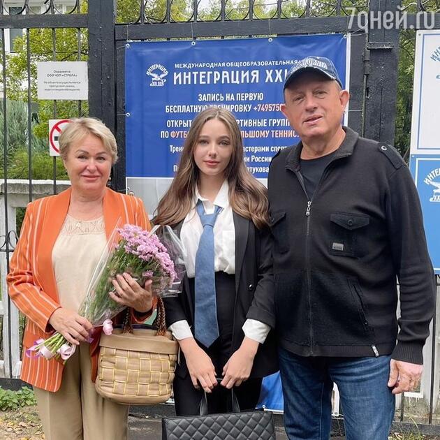 Вера Алдонина с бабушкой и дедушкой - фото