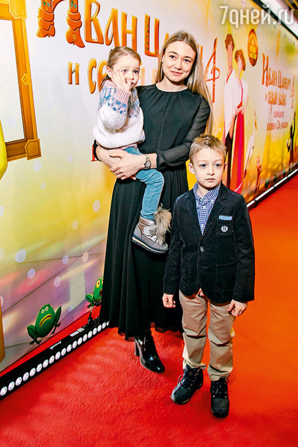 Оксана Акиньшина с дочкой Эмми и сыном Константином