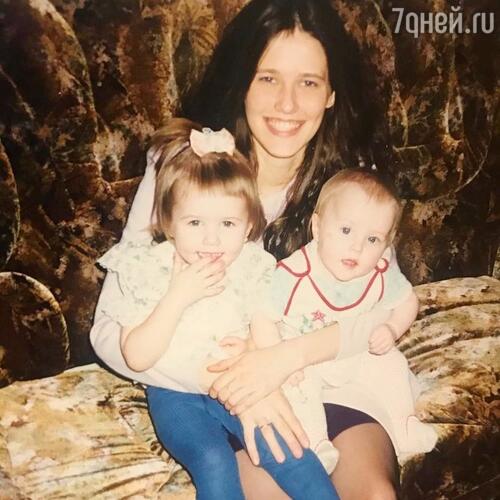Анастасия Решетова с младшей сестрой Валентиной и мамой