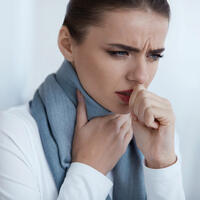 Чем смягчить горло при кашле — 5 работающих способов