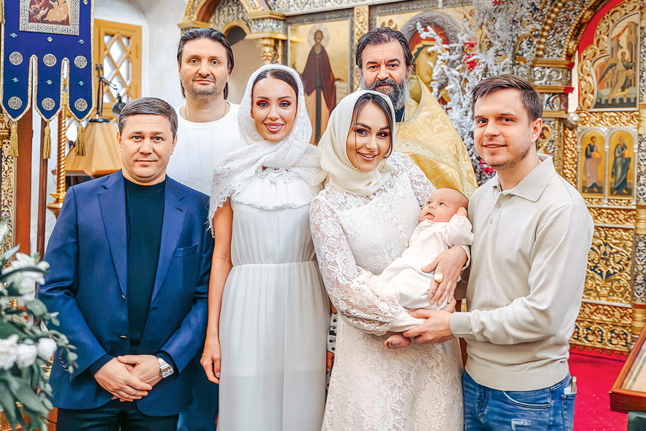 Валерия и Антон с крестной Анастасией, ее мужем Виталием, протоиереем Андреем Ткачёвым и крестным Эдгардом Запашным
