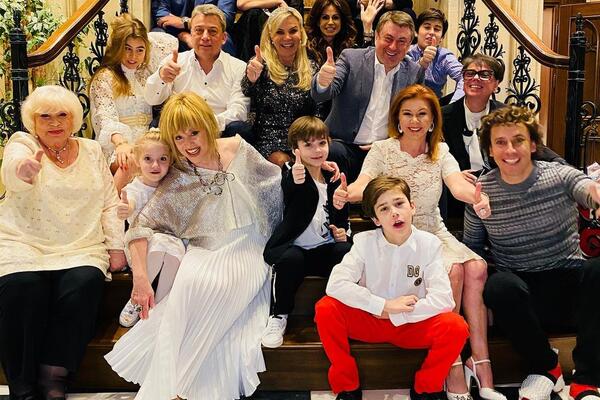 Галкин показал задорные пляски 71-летней Пугачевой в новогоднюю ночь