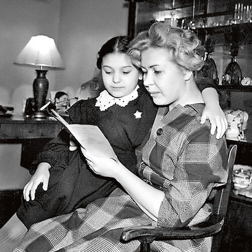 Инна Макарова с дочерью Наташей. 1957 г.