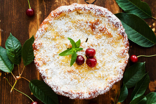 Легкий и вкусный летний пирог: готовим шарлотку с вишней — сладость с умеренной кислинкой