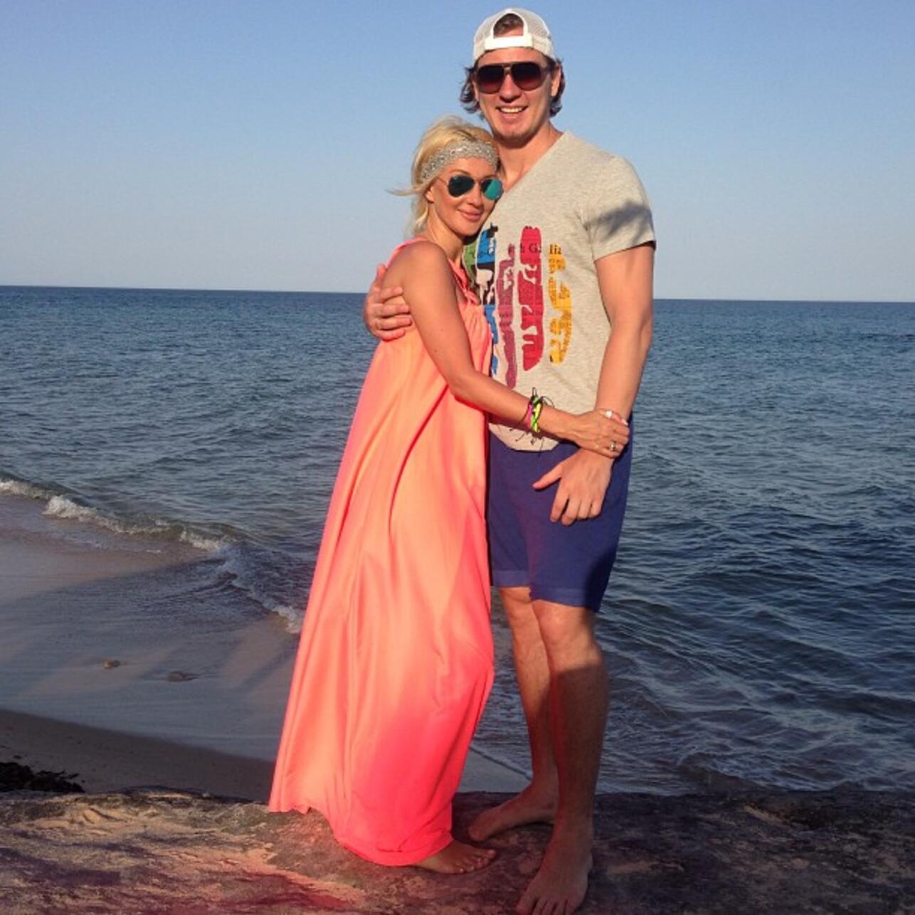 Лера Кудрявцева засветила попу на пляже