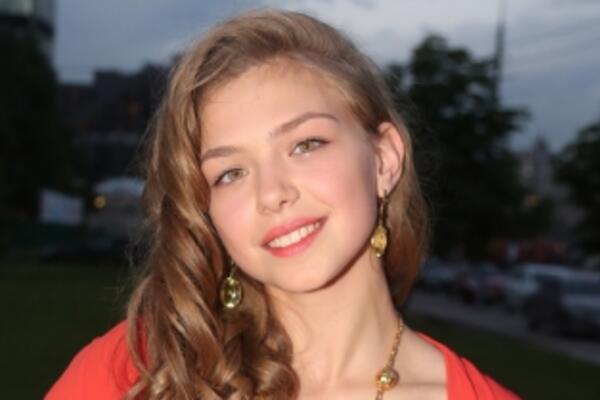 Звезда сериала «Деффчонки» получила диплом Школы-студии МХАТ