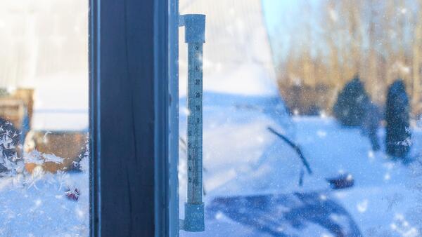 Без узоров и разводов: эксперт рассказал, как зимой помыть окна