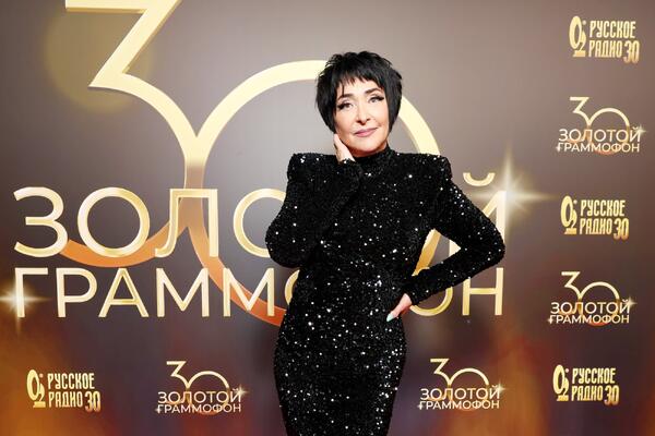 В кабриолете с молодым блондином: 62-летняя Милявская приехала к семье с новым спутником