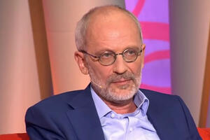 Держит руку на животе: Гордон подогрел слухи о беременности его 23-летней жены