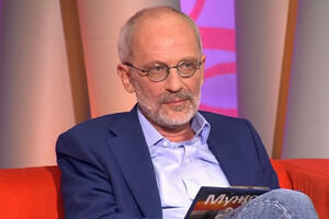 Держит руку на животе: Гордон подогрел слухи о беременности его 23-летней жены