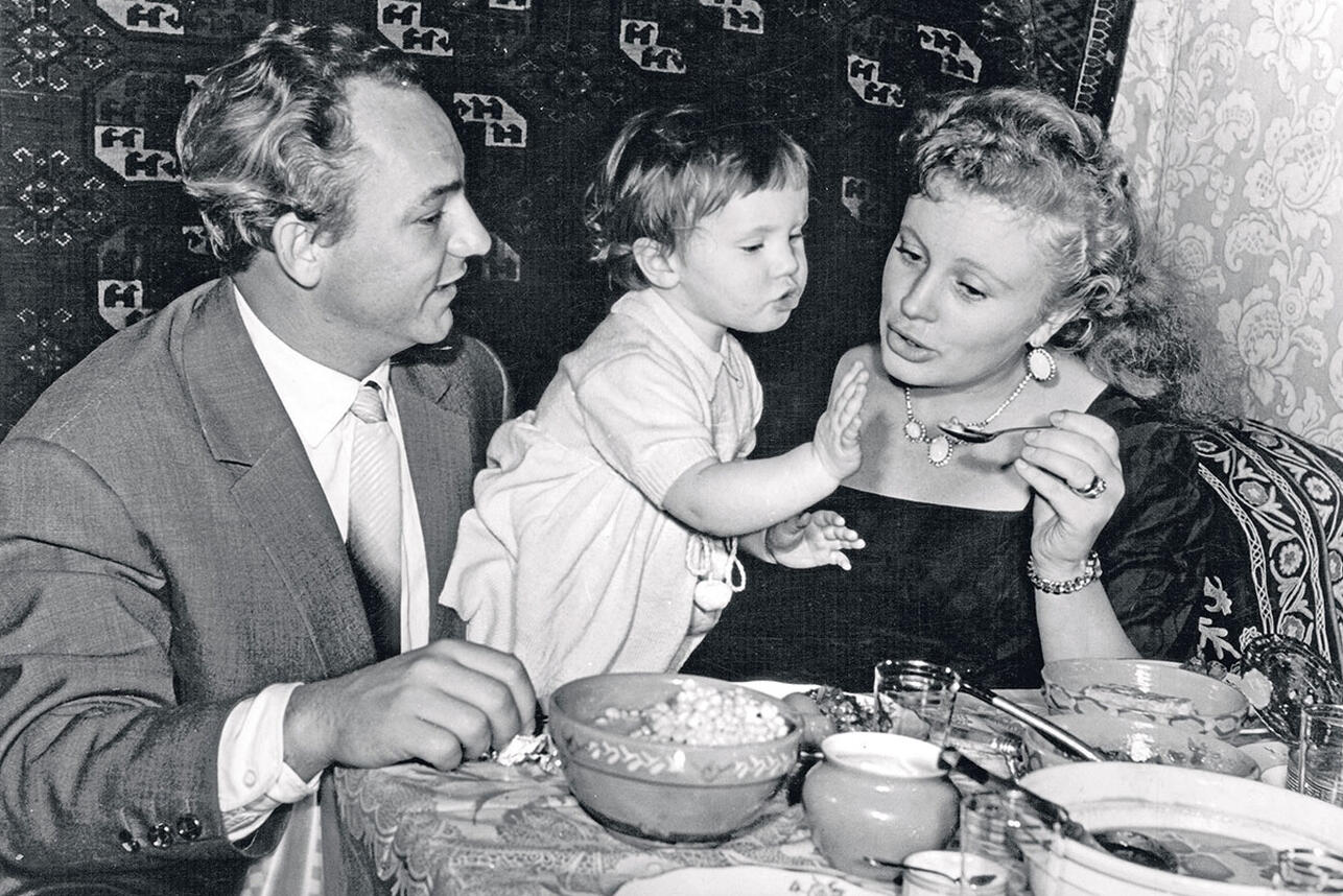 Николай Рыбников и Алла Ларионова с дочерью