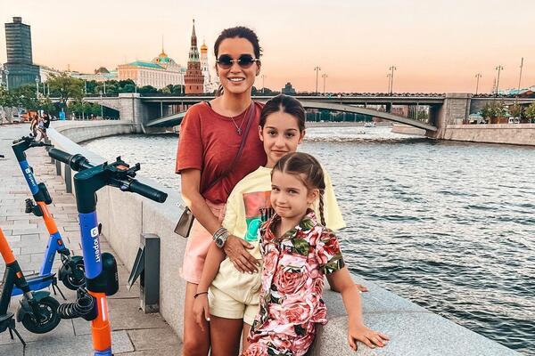 «Пока, Москва, буду скучать»: Бородина с детьми покинула Россию