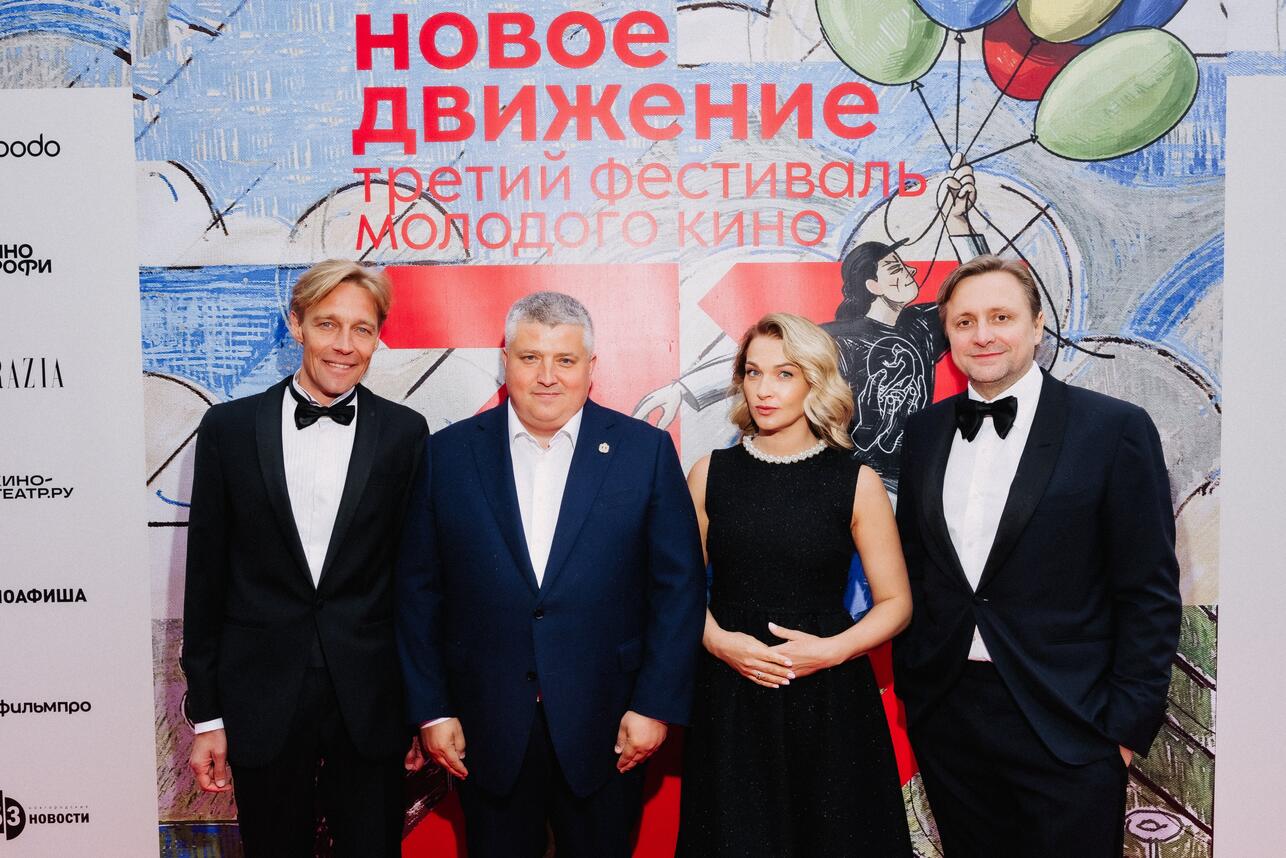 Генеральные продюсеры фестиваля Артем Михалков и Максим Королев и Губернатор Новгородской области Александр Дронов с супругой . фото